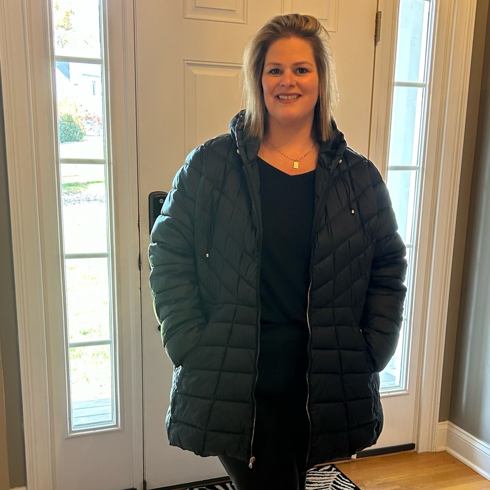 Lightweight black puffer jacket with gold zipper. 26/28